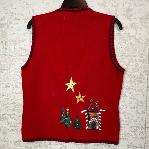 SHARON YOUNG Red Holiday Sweater Vest Small Trees Stars Elves Chalet - Picture 9 of 13